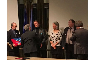 Cerémonie remise de la medaille d'honneur de la jeunesse et sports a paris .