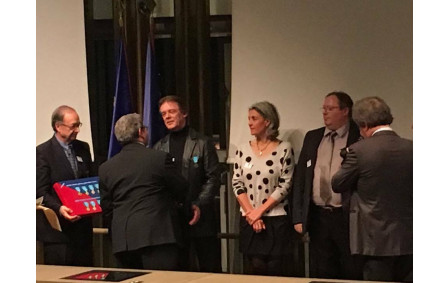 Cerémonie remise de la medaille d'honneur de la jeunesse et sports a paris .